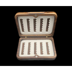 Malá dřevěná krabička na mušky s obrázkem pstruha