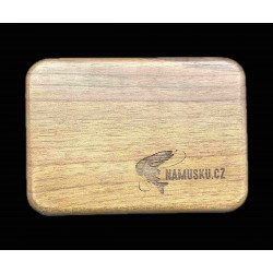 Malá dřevěná krabička na mušky s obrázkem pstruha